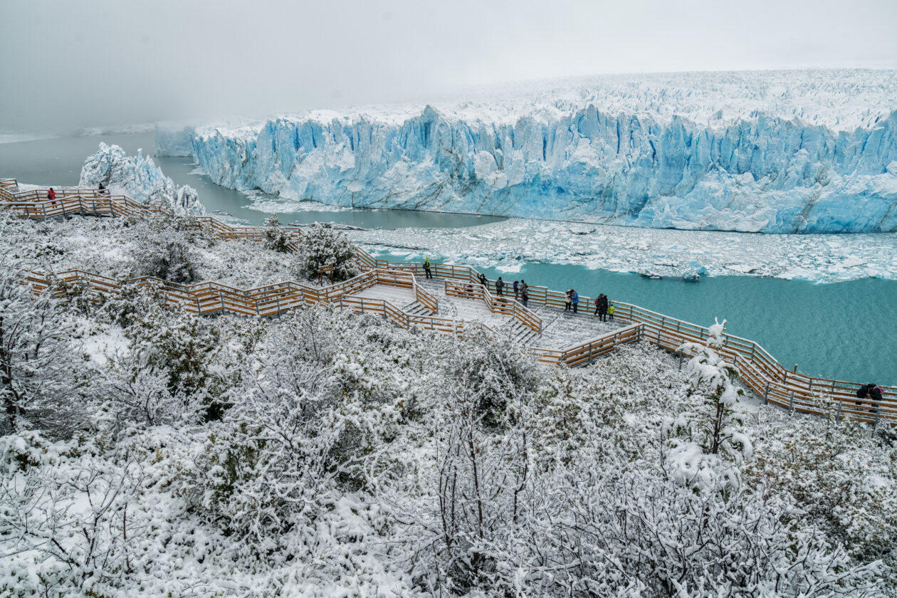 El Calafate no Inverno - passarelas do Glaciar Perito Moreno com neve - shutterstock_489507952 El Calafate no inverno: vale a pena incluir no roteiro da família?