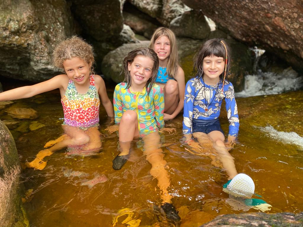 Crianças nadando na Chapada Diamantina