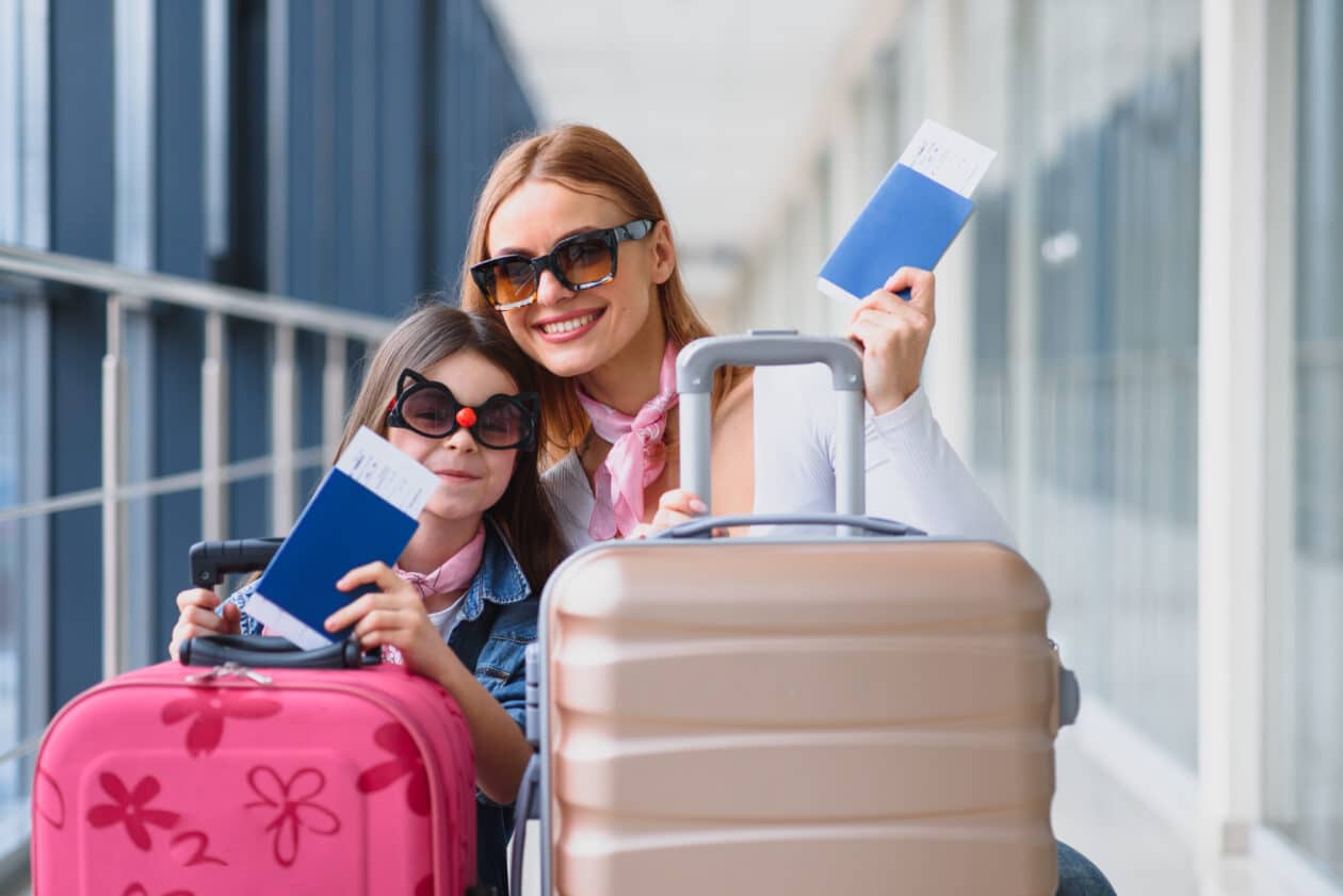 Documentação - Passaportes - shutterstock_1670435635 Vistos e passaportes têm demorado: planeje-se já para as Férias de Julho em família