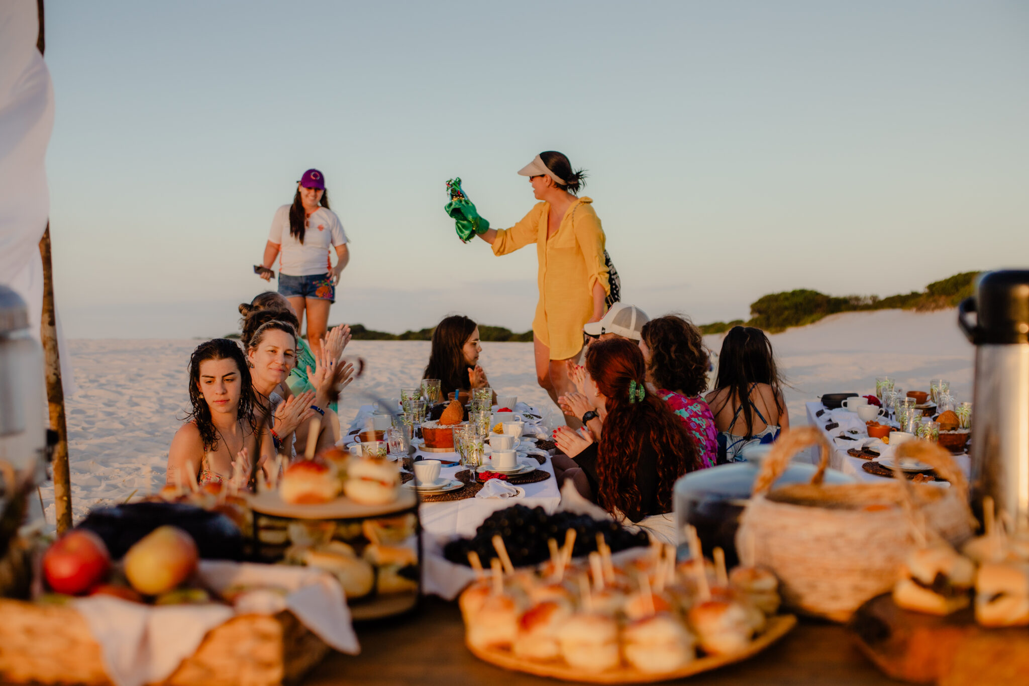 Piquenique em família da viagem em grupo para os Lençóis Maranhenses da agência Viajar com Crianças