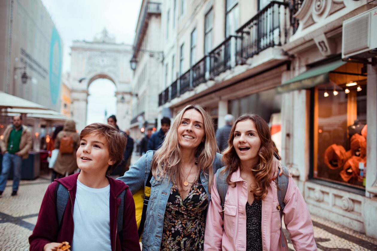 Portugal - Lisboa - shutterstock_2361182447 Família em Lisboa