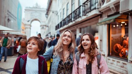 Portugal - Lisboa - shutterstock_2361182447 Família em Lisboa