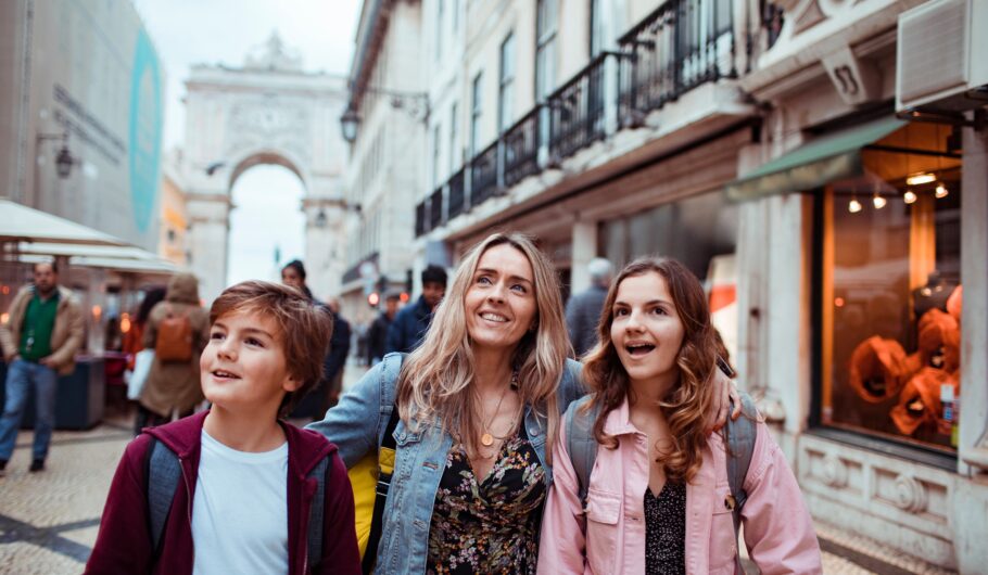 Portugal - Lisboa - shutterstock_2361182447 Família em Lisboa
