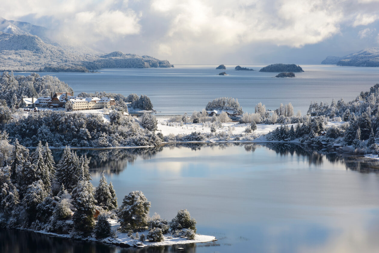 Bariloche - Llao Llao - Inverno - Esqui - shutterstock_1108457468 Bariloche no inverno: ainda vale a pena esquiar em família quando a experiência é de alto padrão