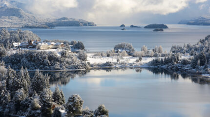 Bariloche - Llao Llao - Inverno - Esqui - shutterstock_1108457468 Bariloche no inverno: ainda vale a pena esquiar em família quando a experiência é de alto padrão