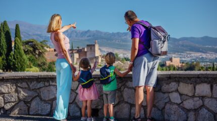 Andaluzia com Crianças - Alhambra - Granada - Europa em família - shutterstock_2422630021 Andaluzia com Crianças