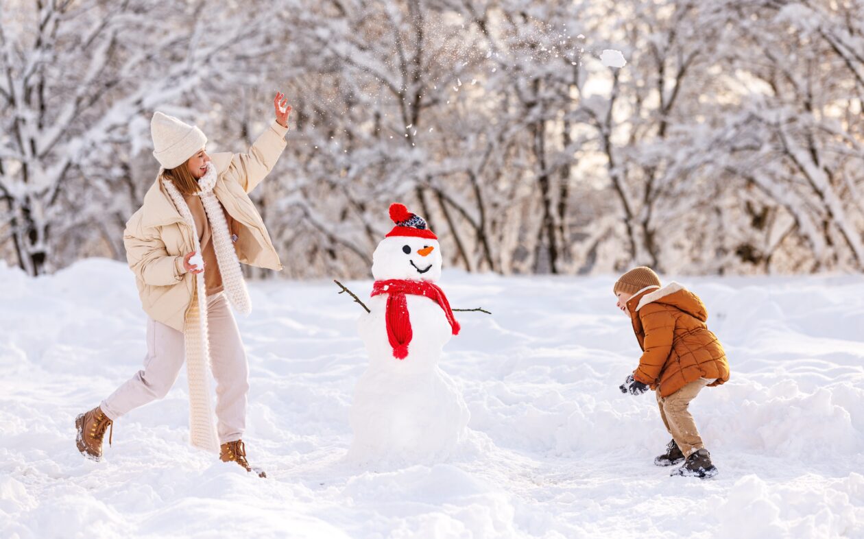 Boneco de Neve - shutterstock_2230107801 Viajar para a neve em família pode ser mais do que você imagina