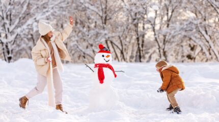 Boneco de Neve - shutterstock_2230107801 Viajar para a neve em família pode ser mais do que você imagina