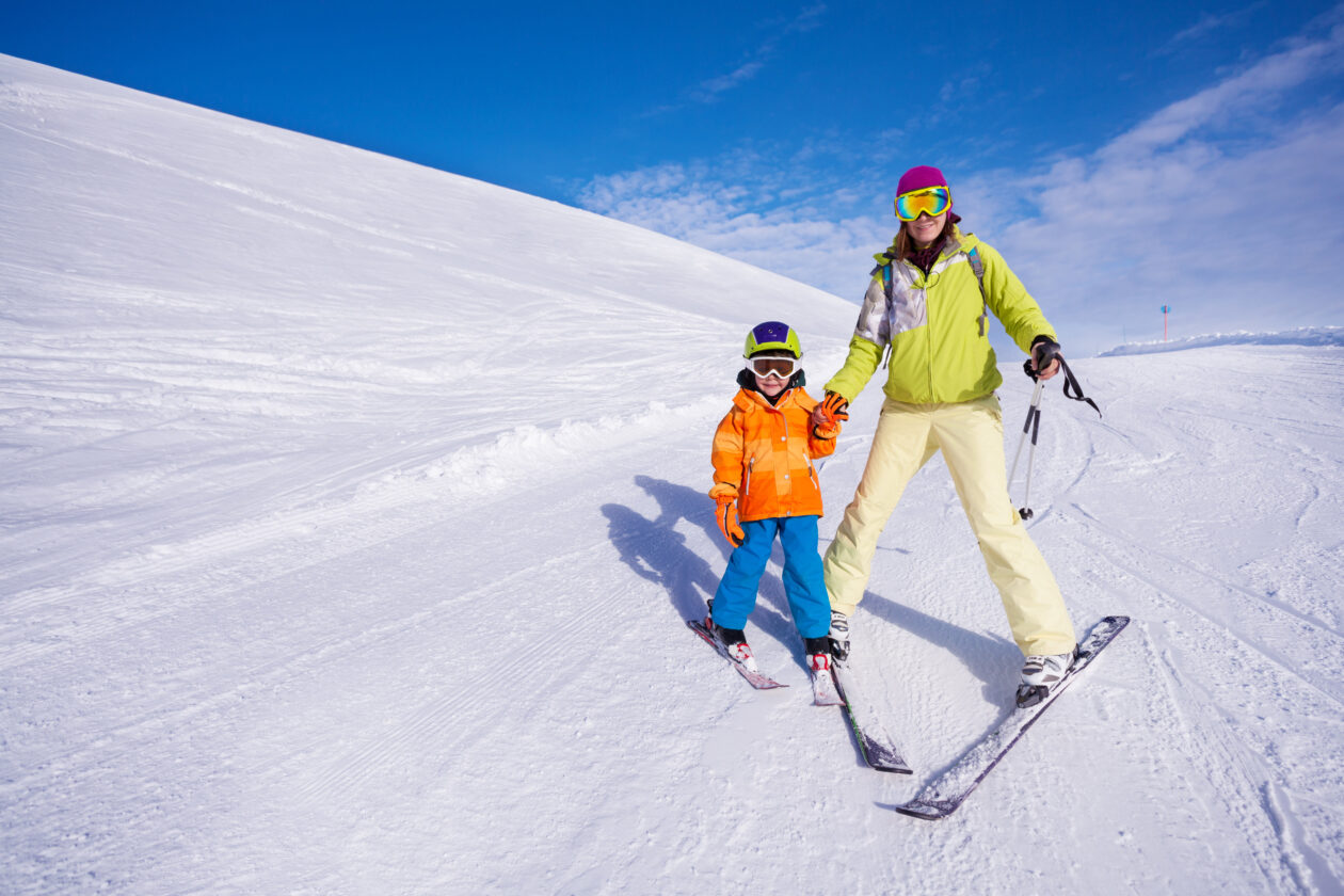 Esquiando com criança - Ski em família - Neve - shutterstock_285256583 Esquiar nas férias de julho: dá tempo de planejar a viagem em cima da hora?