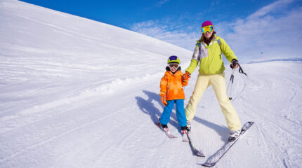 Esquiando com criança - Ski em família - Neve - shutterstock_285256583 Esquiar nas férias de julho: dá tempo de planejar a viagem em cima da hora?