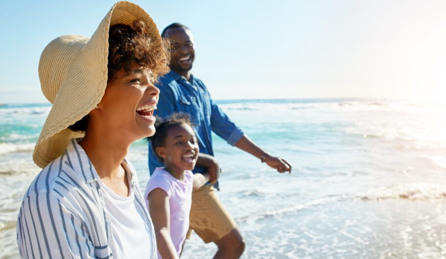 família na praia-shutterstock_2488355779 (1)