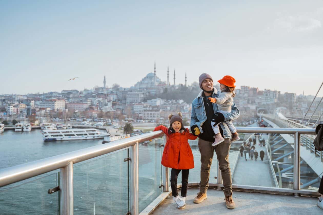 Istambul - Turquia - pai e filhas - criança pequena - bebê de colo - shutterstock_2188765503