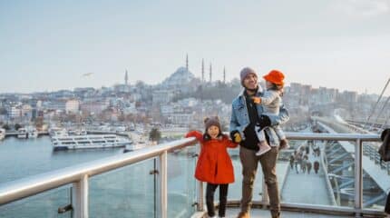 Istambul - Turquia - pai e filhas - criança pequena - bebê de colo - shutterstock_2188765503