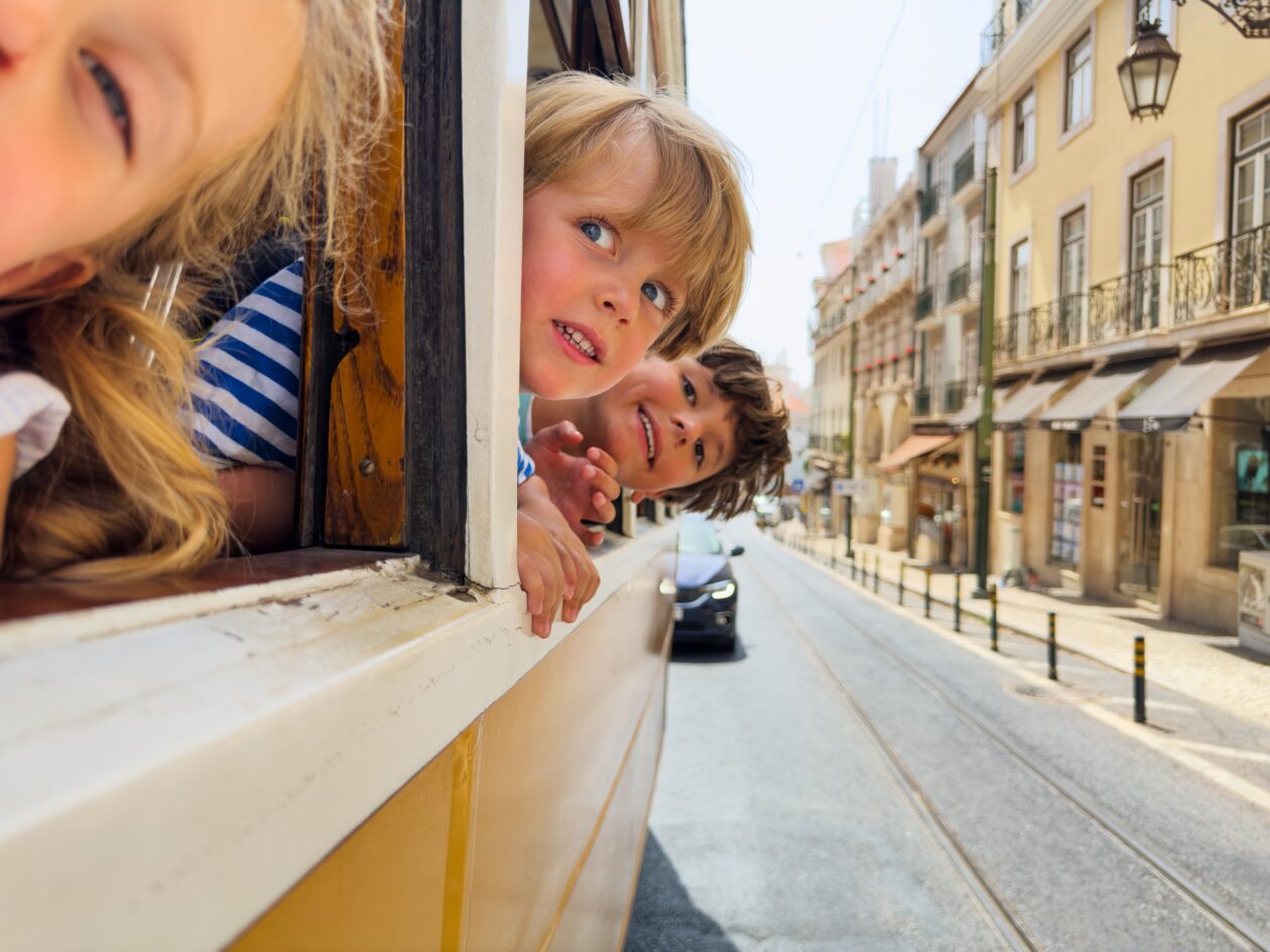 Lisboa - Portugal - Europa - crianças - bondinho - shutterstock_2506175213