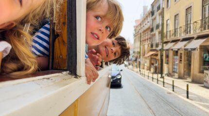 Lisboa - Portugal - Europa - crianças - bondinho - shutterstock_2506175213