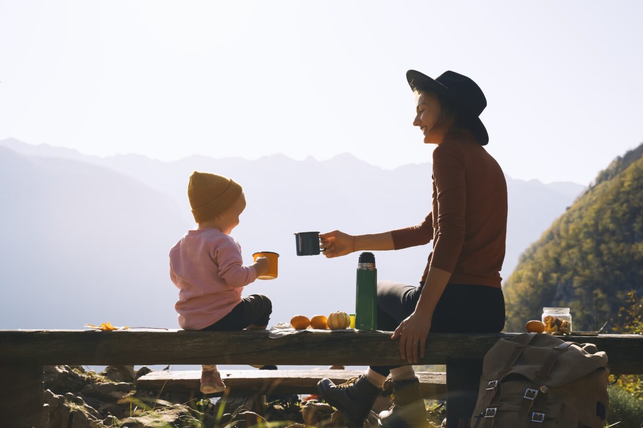 mãe e filha brindando com vista-shutterstock_1834184584 (1) Presença: o que a rotina leva, a viagem pode devolver