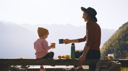 mãe e filha brindando com vista-shutterstock_1834184584 (1) Presença: o que a rotina leva, a viagem pode devolver
