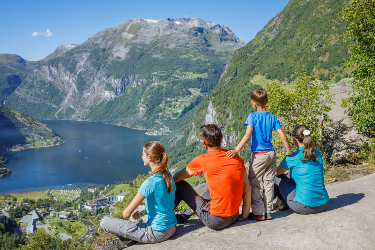 Noruega - família - criança - shutterstock_1107040031 Escandinávia com crianças: porque esse destino surpreende famílias que já viram de tudo