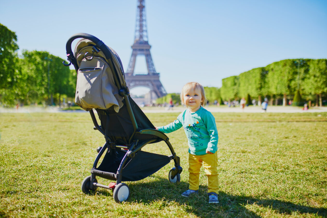 Paris - bebê - carrinho - shutterstock_1413845114