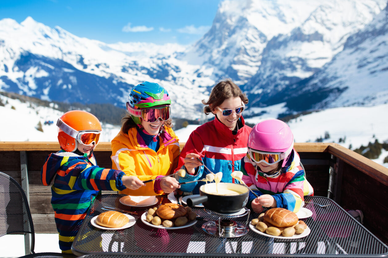 Suíça - Estação de Esqui e Neve - Europa - Família com crianças - Ski - shutterstock_1232117476 Viajar para a Europa no inverno em família