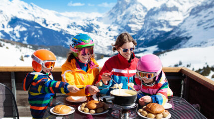 Suíça - Estação de Esqui e Neve - Europa - Família com crianças - Ski - shutterstock_1232117476 Viajar para a Europa no inverno em família