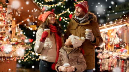 Tallinn - Estonia - Europa no inverno - mercado de Natal - família com criança - shutterstock_1851887236 Viajar para a Europa no inverno em família com crianças: uma experiência afetiva além da neve e do esqui