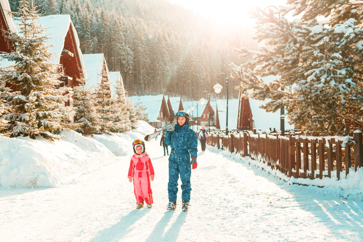 Viajar com crianças para a Suíça - Esqui - Neve - Mãe e filha - shutterstock_1646730529 Esqui no Hemisfério Norte com Crianças