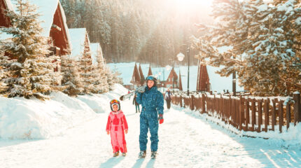 Viajar com crianças para a Suíça - Esqui - Neve - Mãe e filha - shutterstock_1646730529 Esqui no Hemisfério Norte com Crianças